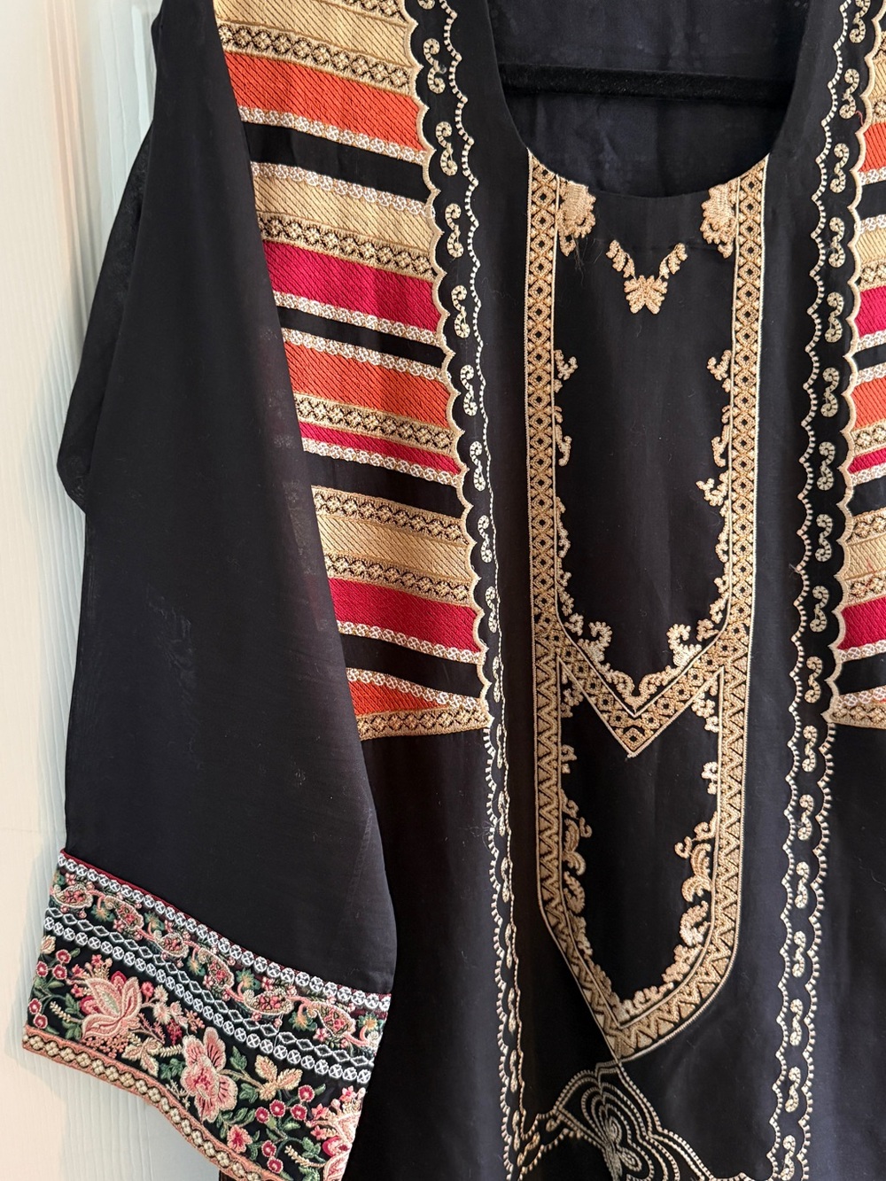 Khaadi Pakistani Desi 3 piece embroidered kurta shirt, duppata scarf and shalwar - Picture 3 of 15